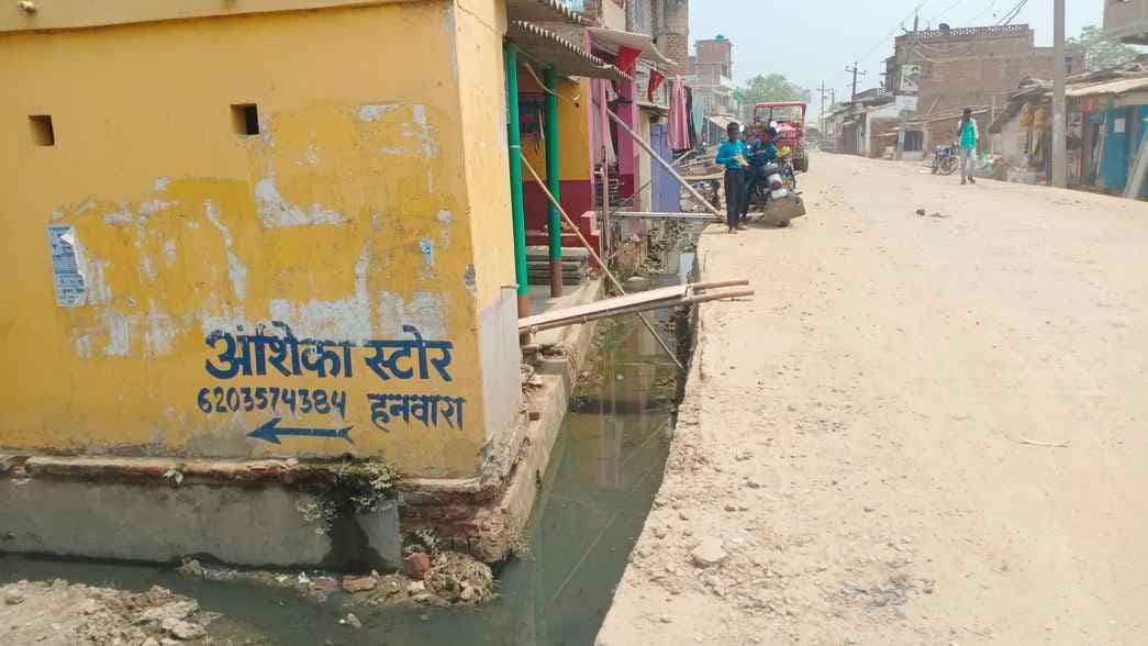नाली में जमे पानी की निकासी नहीं होने से ग्रामीणों की बढ़ी परेशानी