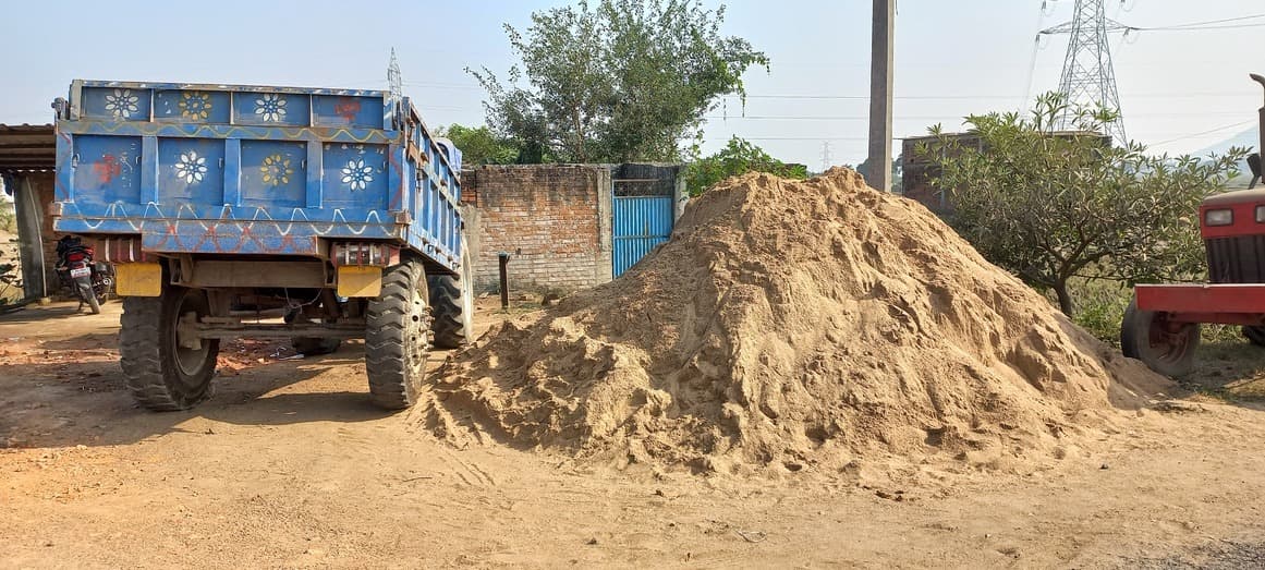 धड़ल्ले से बालू माफिया बालू डंप कर महंगे दामों पर कर रहे हैं बिक्री