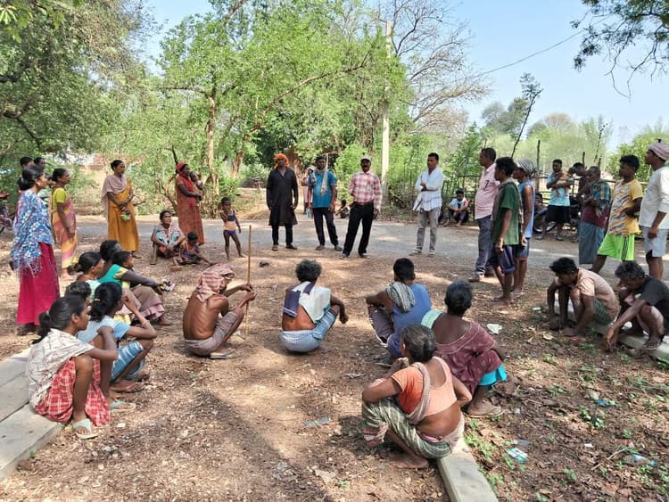 Chaibasa News : एकलव्य विद्यालय में प्रखंड के बच्चों का नामांकन हो : समिति