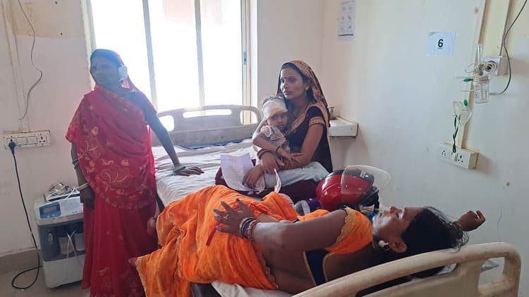 ऑटो पलटने से एक ही परिवार के 10 लोग घायल