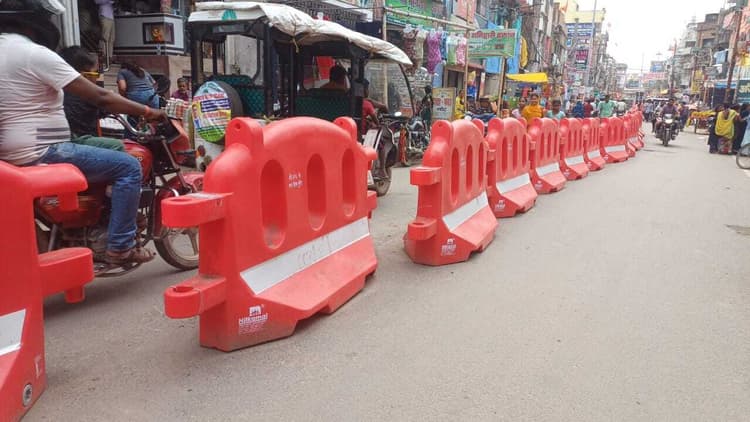 मुख्य बाजार में फोल्डिंग डिवाइडर बना मुसीबत, एक टोटो खड़े होने पर लग जाता है जाम