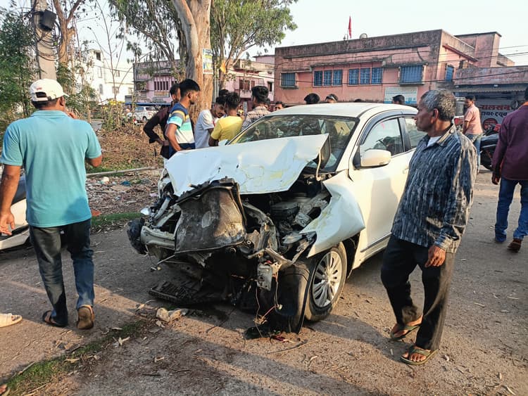Bokaro News : खड़ी बस से टकरायी कार, बाल-बाल बचे सवार