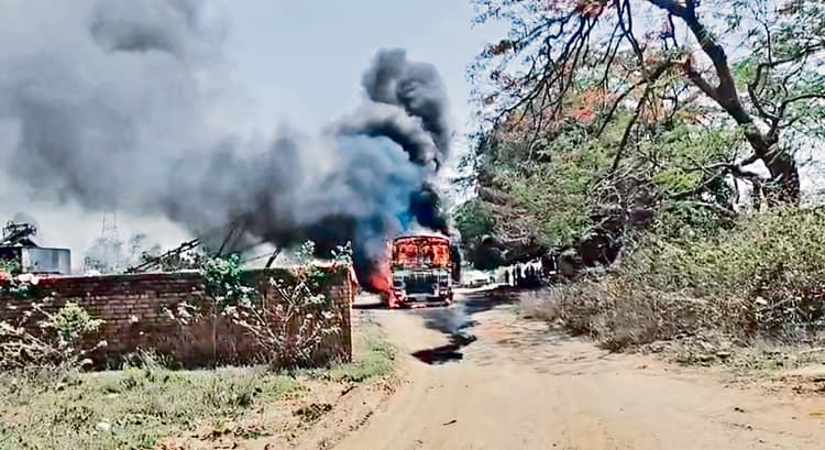 Bokaro News : टैंकर में लगी आग, ड्राइवर और खलासी झुलसे