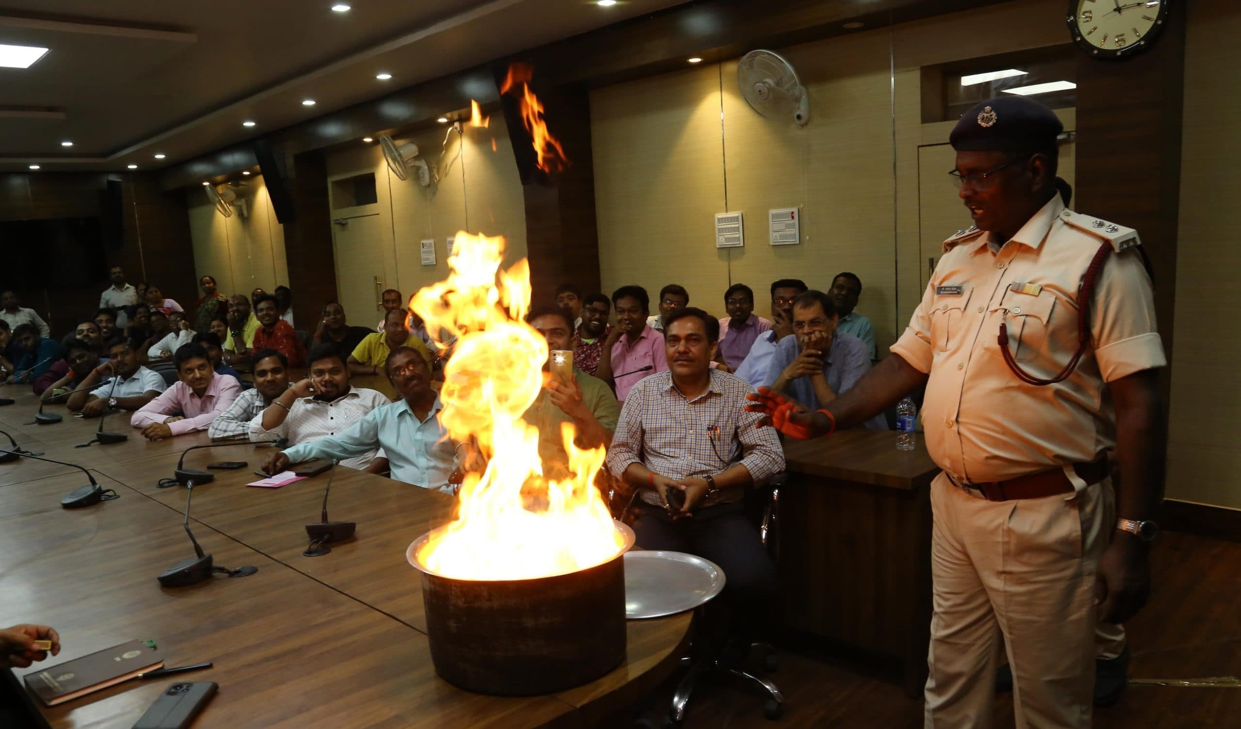 Bokaro News: समाहरणालय में अग्नि से बचाव को लेकर कार्यशाला