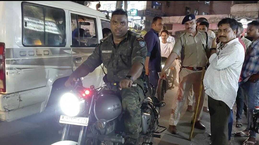 Jamshedpur News : आजादनगर में अड्डेबाजी कर रहे युवकों को पुलिस ने खदेड़ा, 20 धराये