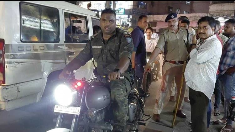 Jamshedpur News : आजादनगर में अड्डेबाजी कर रहे युवकों को पुलिस ने खदेड़ा, 20 धराये