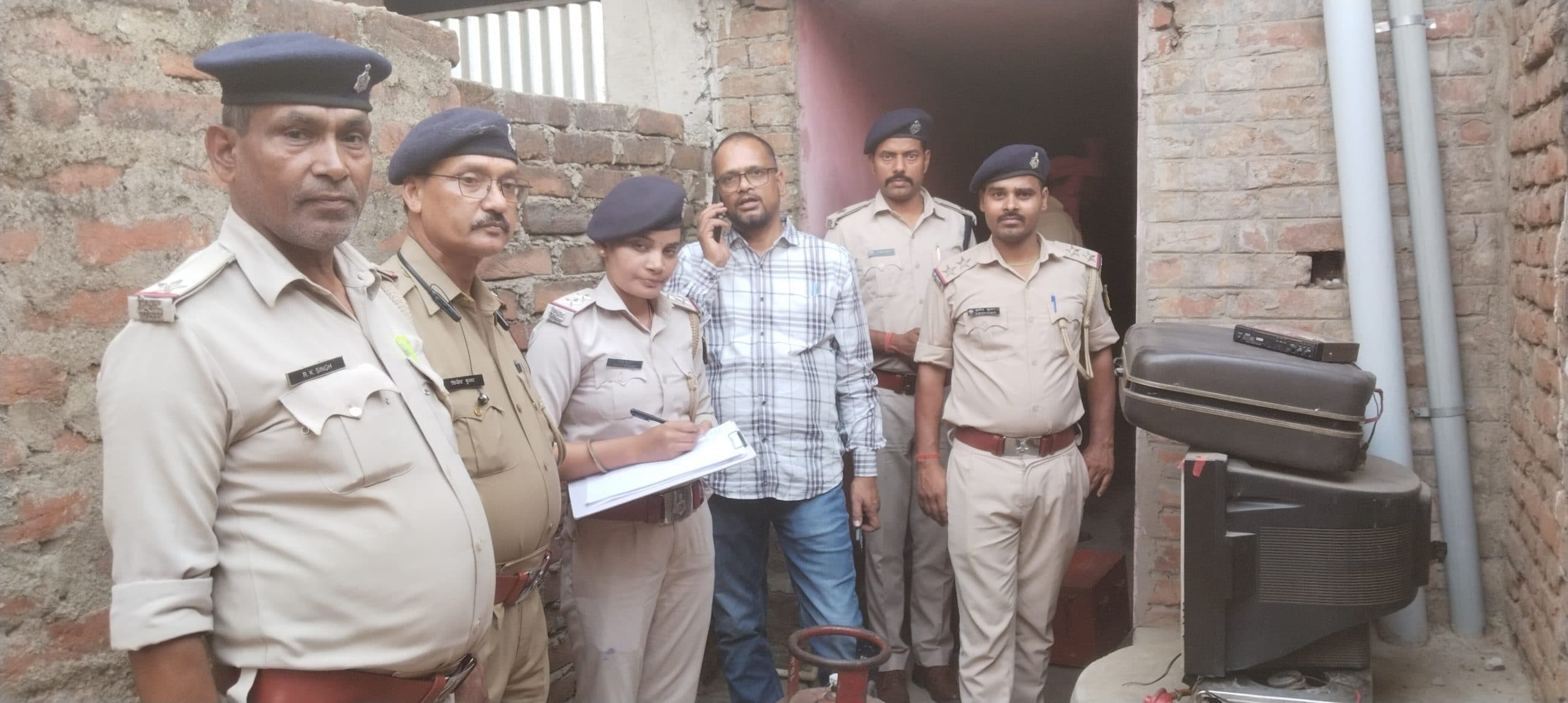 18 वर्षो से फरार आरोपित के घर पुलिस ने की कुर्की