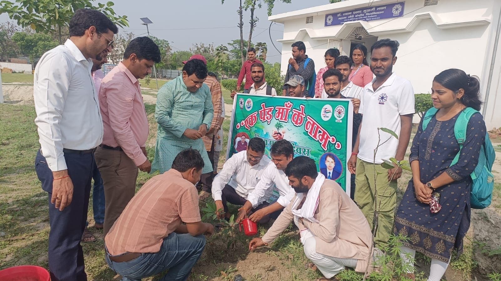 Motihari: केविवि में किया गया पौधारोपण