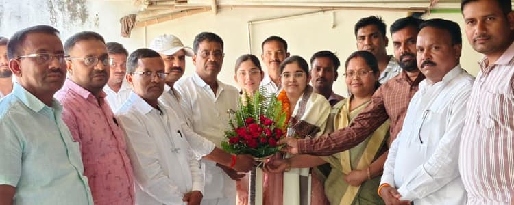 सफल अभ्यर्थी आस्था शरण से मिला मुखिया संघ का प्रतिनिधिमंडल