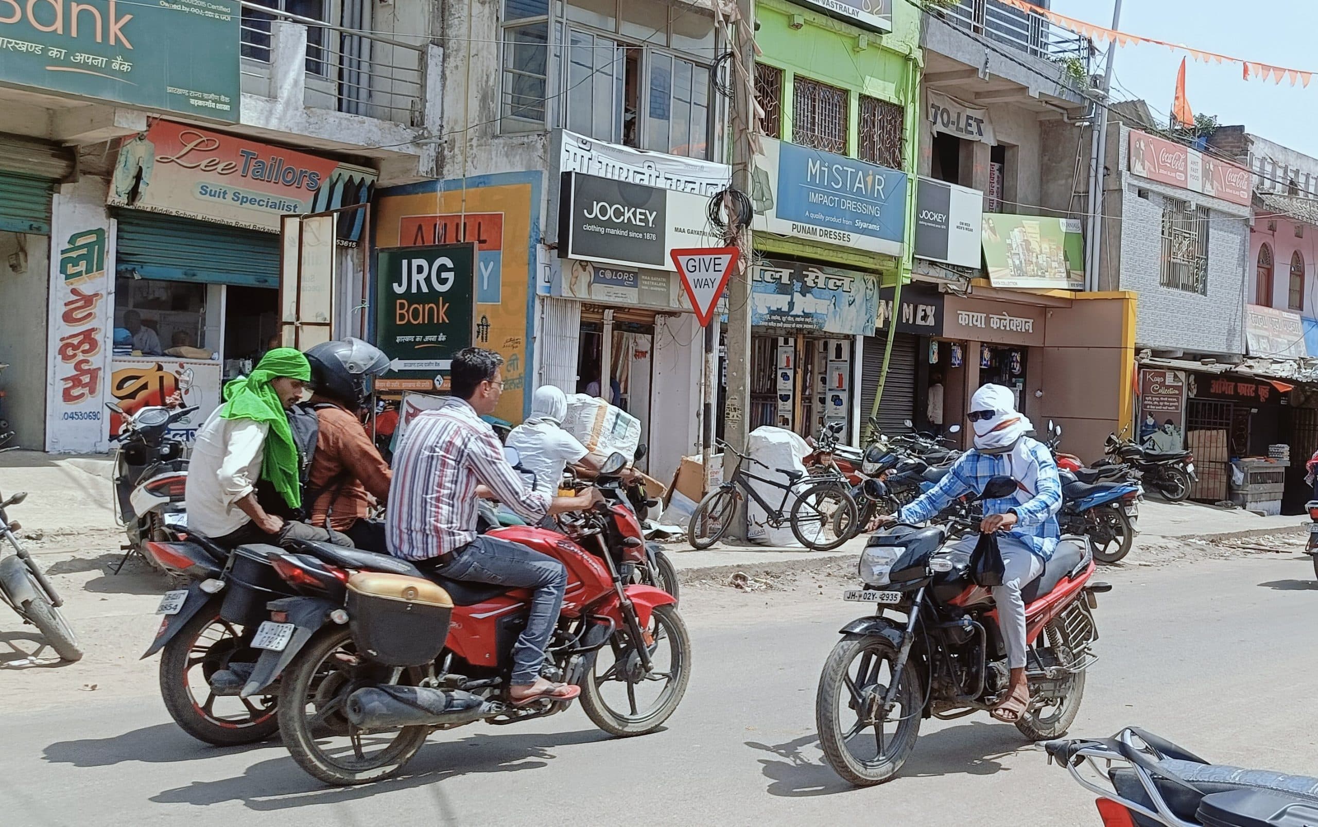 तेज धूप व गर्म हवा के झोंके ने लाेगों को घरों में कैद किया