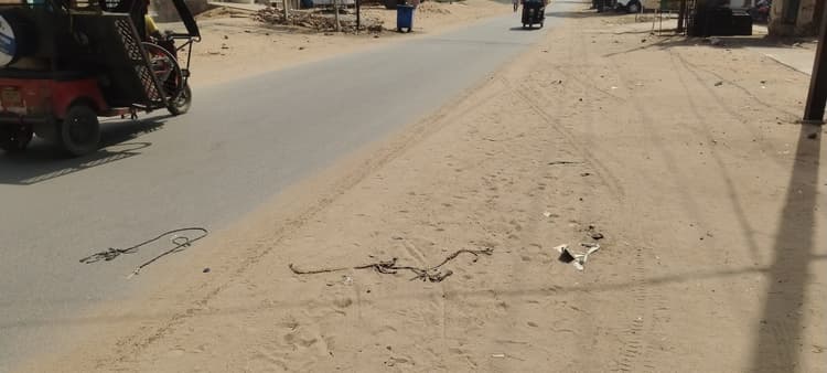 सड़क पर बिखरे धूल-कण, दुर्घटना की आशंका