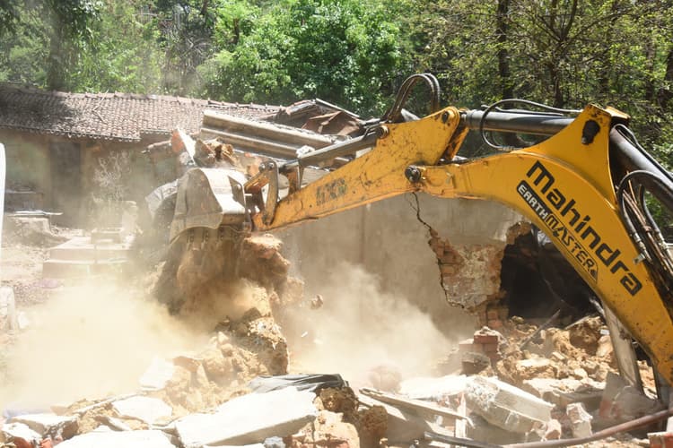 Jamshedpur news. रेलवे ने चलाया अतिक्रमण हटाओ अभियान, 20 छोटे-बड़े मकान ध्वस्त