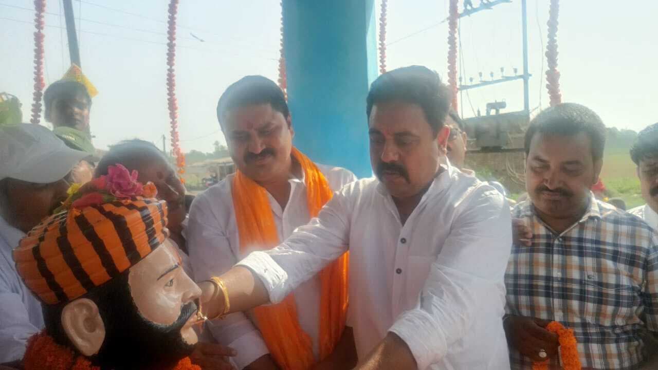 Motihari: वीर कुंवर सिंह की प्रतिमा का किया गया आवरण