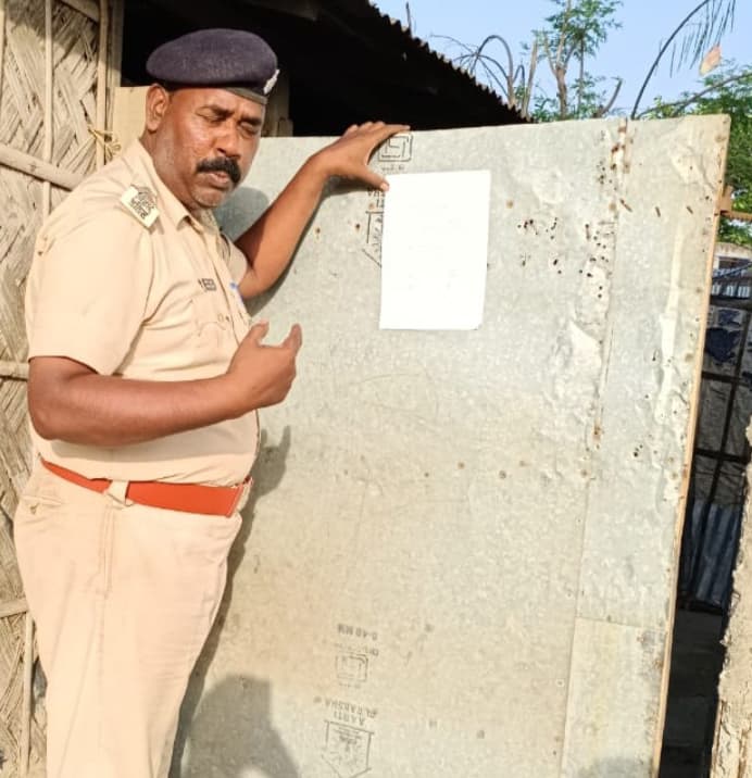 फरार वारंटी के घर चिपकाया इश्तेहार