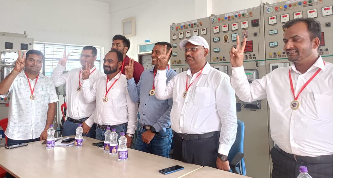 राजस्व संग्रह में अच्छी उपलब्धि पर बिजलीकर्मियों को किया सम्मानित