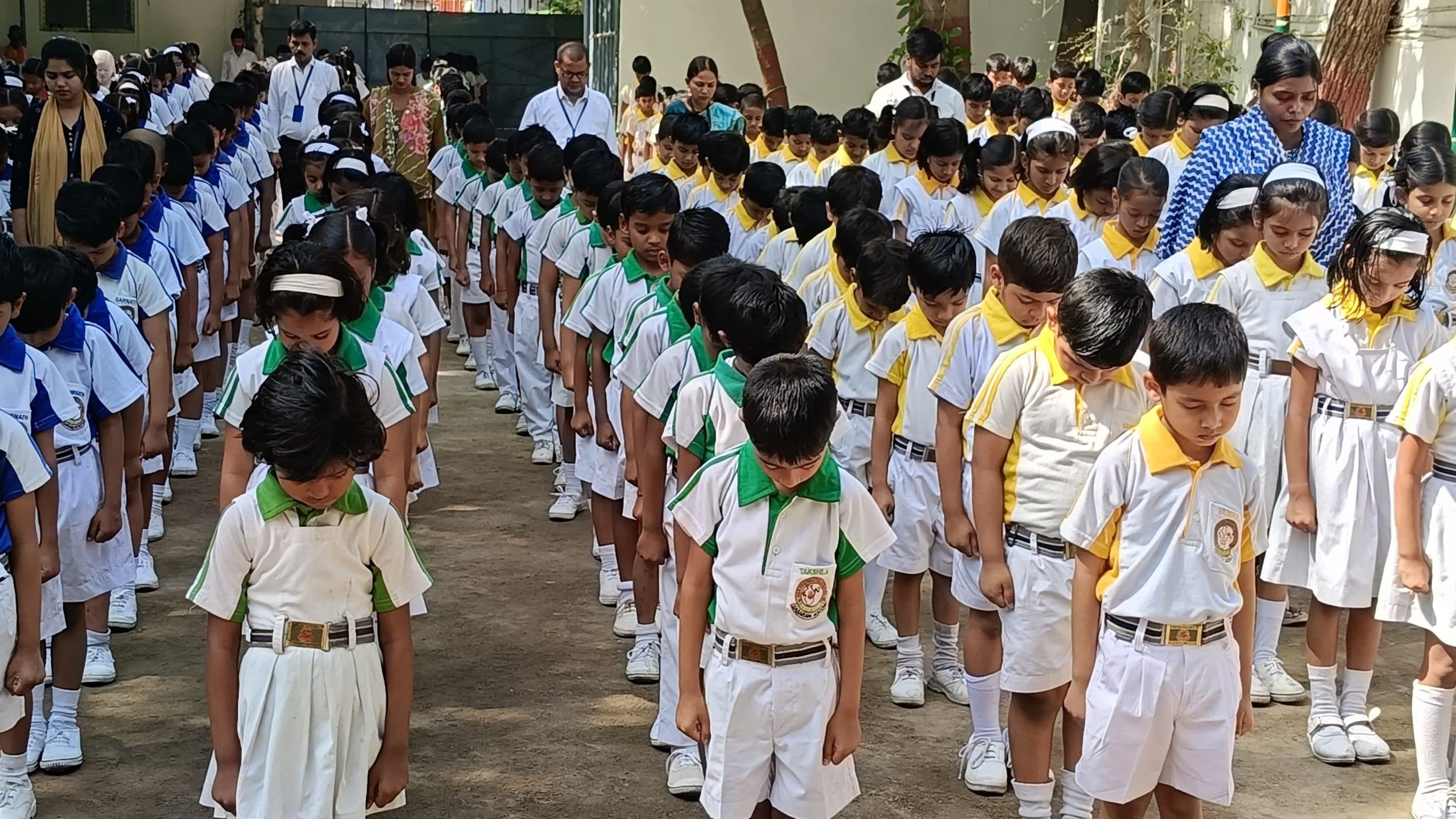 बच्चों व शिक्षकों ने कश्मीर में मारे गये पर्यटकों को दी श्रद्धांजलि