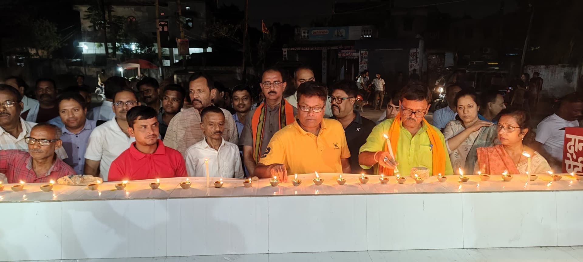 28 दीप जलाकर आतंकी हमले में मारे गये लोगों को दी श्रद्धांजलि