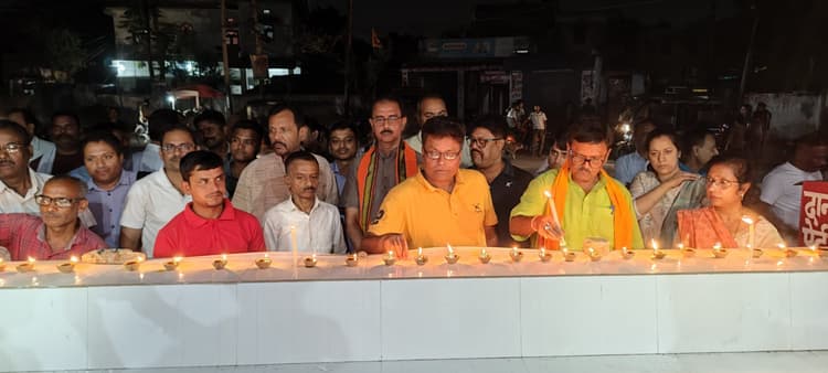 28 दीप जलाकर आतंकी हमले में मारे गये लोगों को दी श्रद्धांजलि