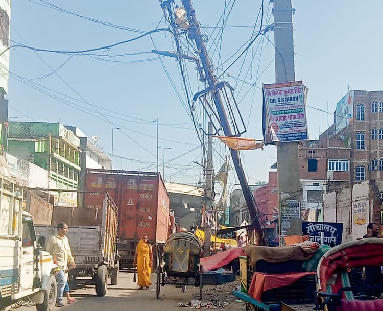 Saran News : मौना साढ़ा रोड पर जर्जर बिजली पोल से हादसे का खतरा