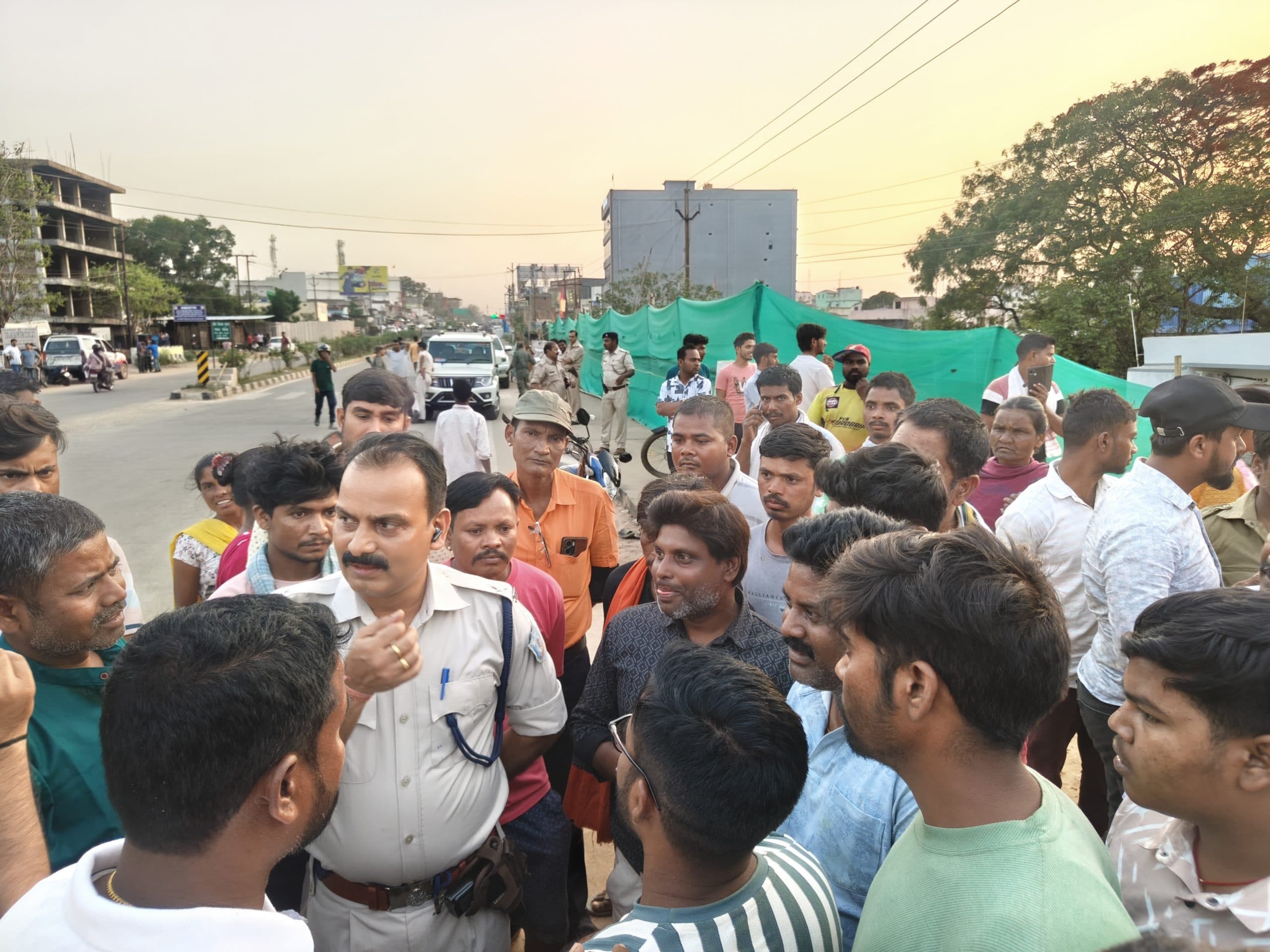 हाइवा की चपेट में आये दंपती, पत्नी की मौत, पति घायल