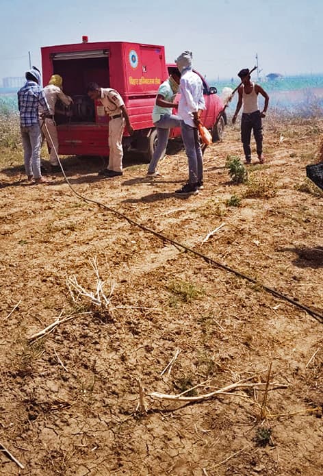 गेहूं के खलिहान में आग लगने से लगभग पांच सौ बोझा गेहूं जल कर नष्ट