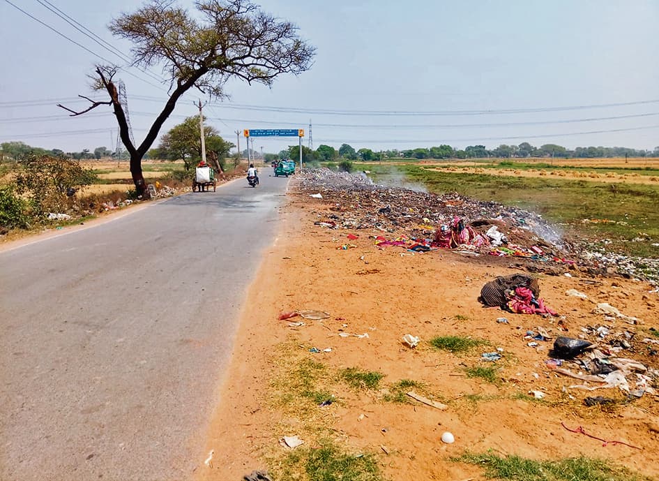 भोजपुर-डुमरी मुख्य पथ पर कचरा फेंकने से बढ़ी लोगों की परेशानी