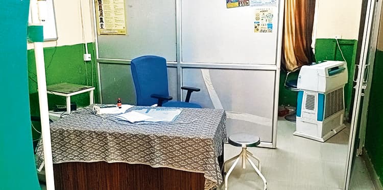 सिमरी सामुदायिक स्वास्थ्य केंद्र में समय से नहीं पहुंचते डॉक्टर, मरीज हलकान