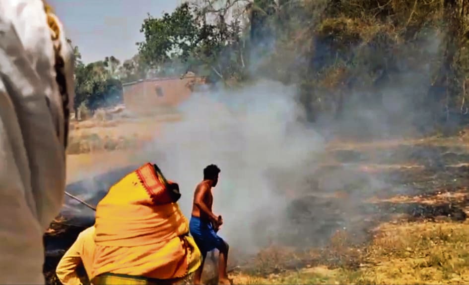 अगलगी में तीन सौ से अधिक गेहूं के बोझे जले