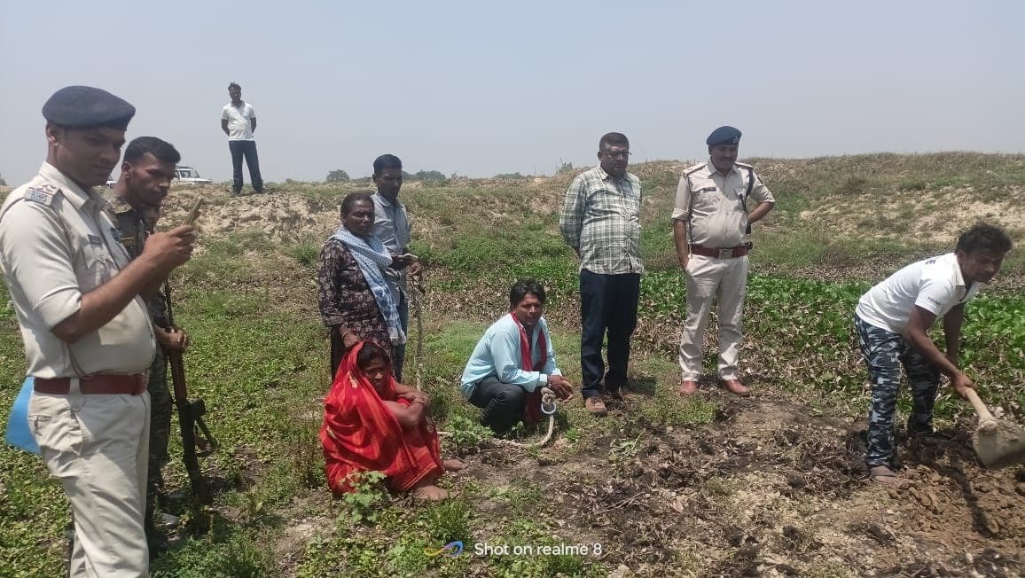 sitamarhi news : गड्ढे से शव निकालकर पुलिस ने सास व ससुर को किया गिरफ्तार