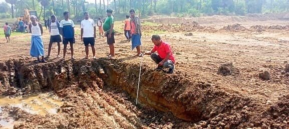 बड़गामा पोखर खुदाई को लेकर संवेदक व ग्रामीणों के बीच हुई वार्ता