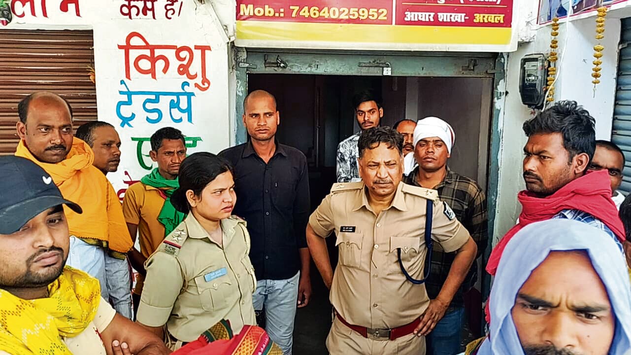 Jehanabad : सीएसपी बैंक से लूट कर भाग रहे लुटेरों को ग्रामीणों ने पकड़ कर पुलिस को सौंपा