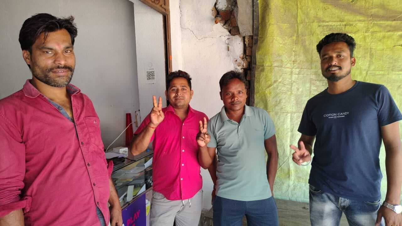 Giridih News :49 रुपये लगाकर सफाई कर्मी ने जीते दस लाख