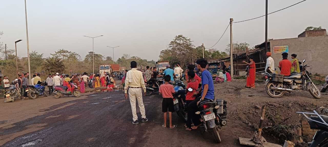 Bokaro News: नियोजन व मुआवजा के लिए इलेक्ट्रोस्टील वेदांता के गेट को किया जाम