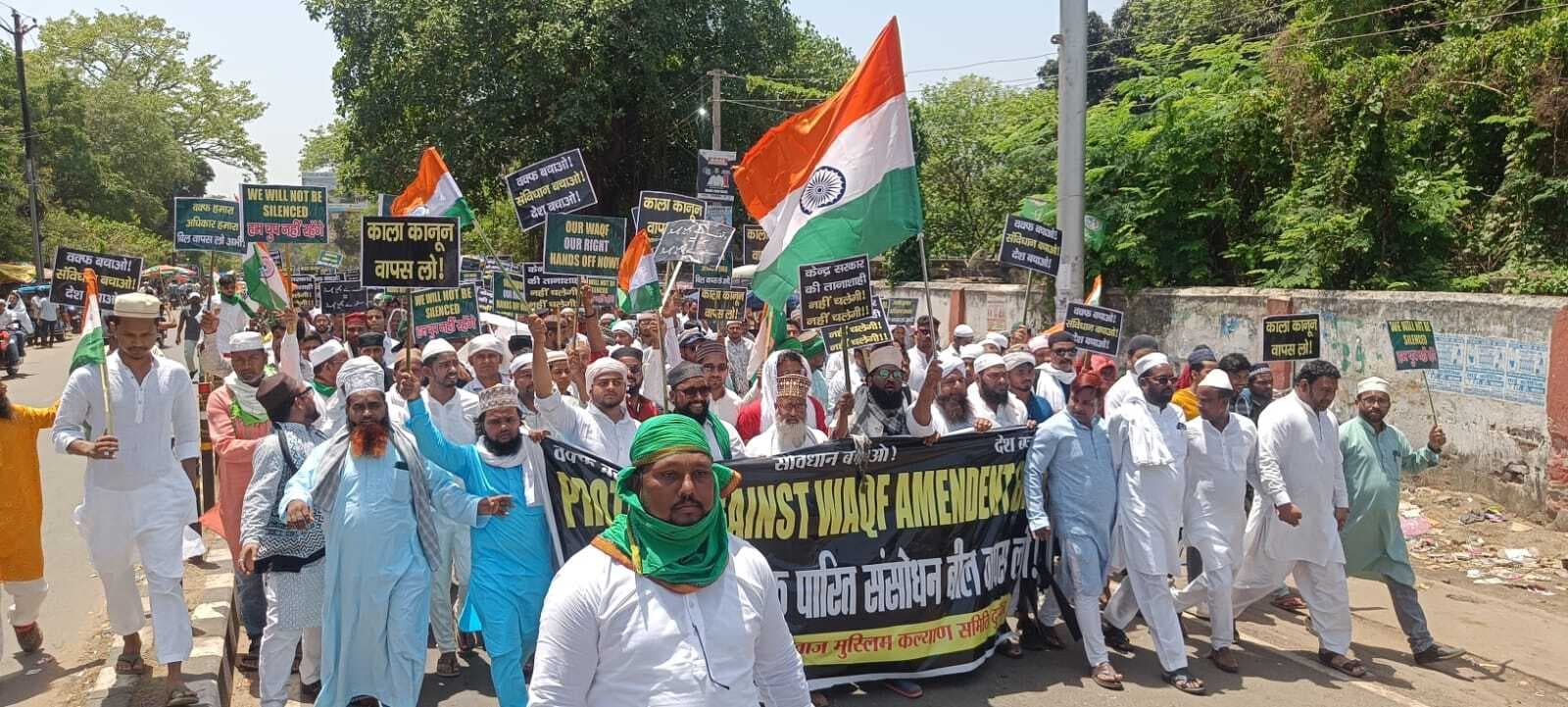 वक्फ संशोधन अधिनियम के ख़िलाफ़ सड़क पर उतरे लोग