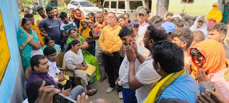 Bokaro News : लाभुकों ने पीडीएस डीलर पर लगाया गड़बड़ी का आरोप