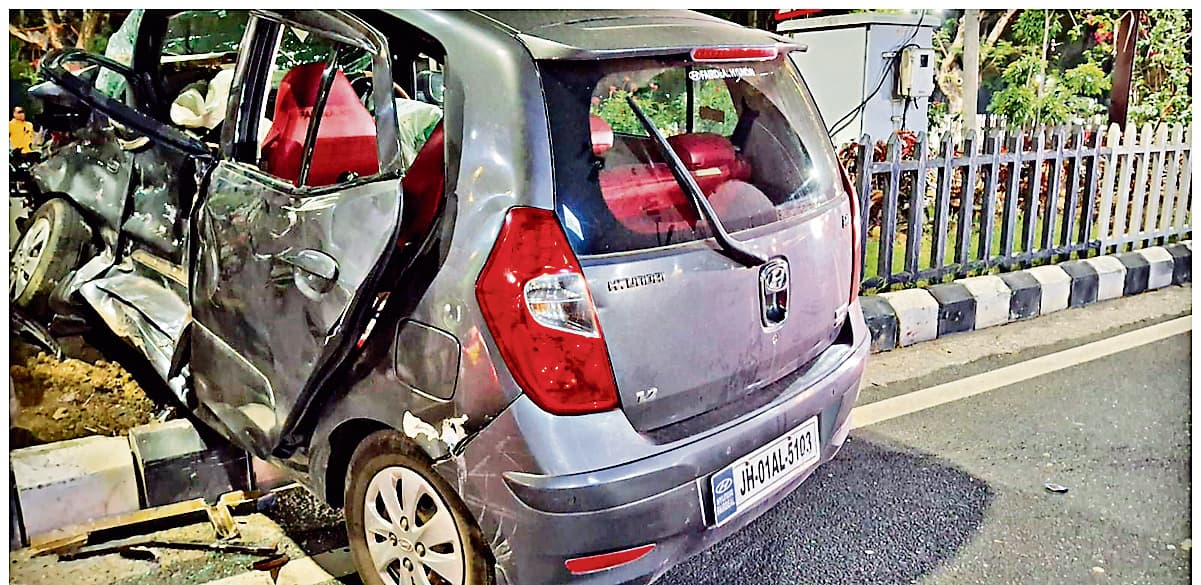 Ranchi News :ट्रक के धक्के से कार सवार तीन लोग घायल