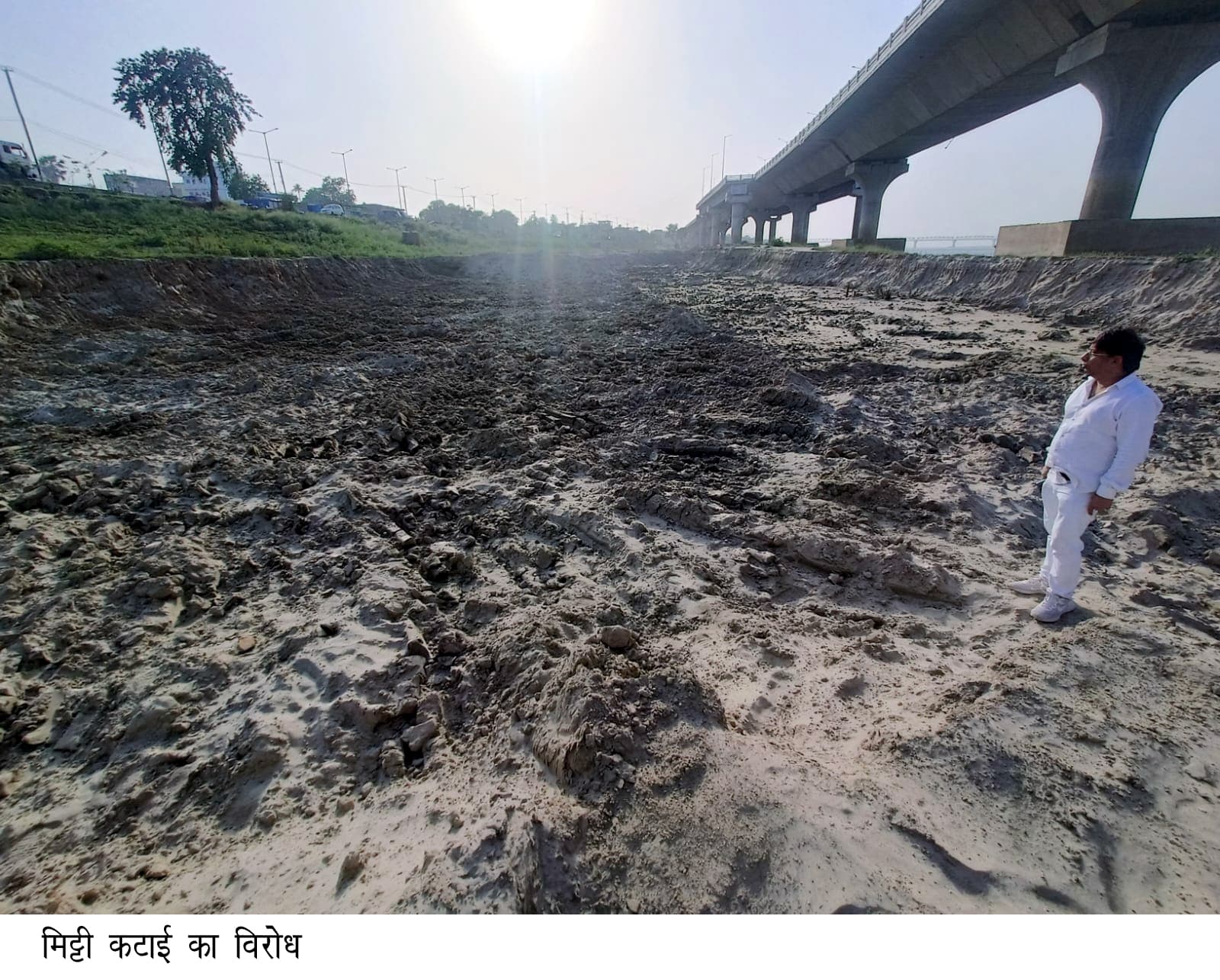 खाजेकलां गंगा घाट पर मिट्टी कटाई को रुकवाया