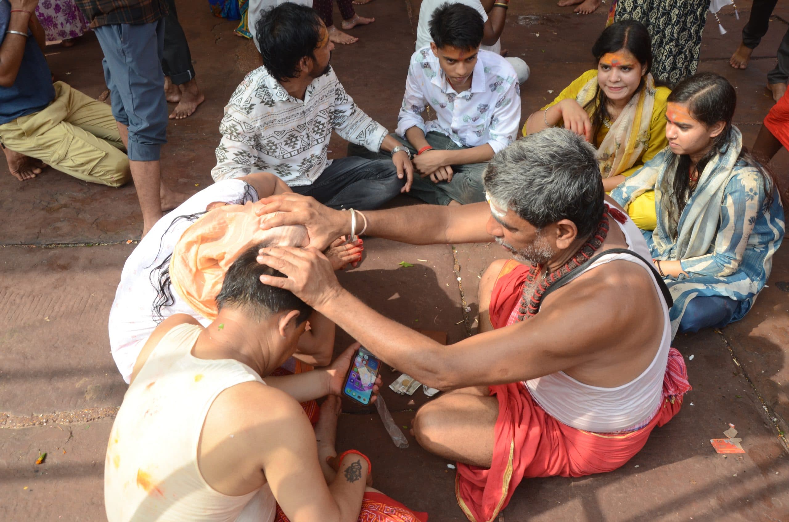खाली रहा बाबा मंदिर परिसर, 2393 ने कूपन लेकर किया जलार्पण