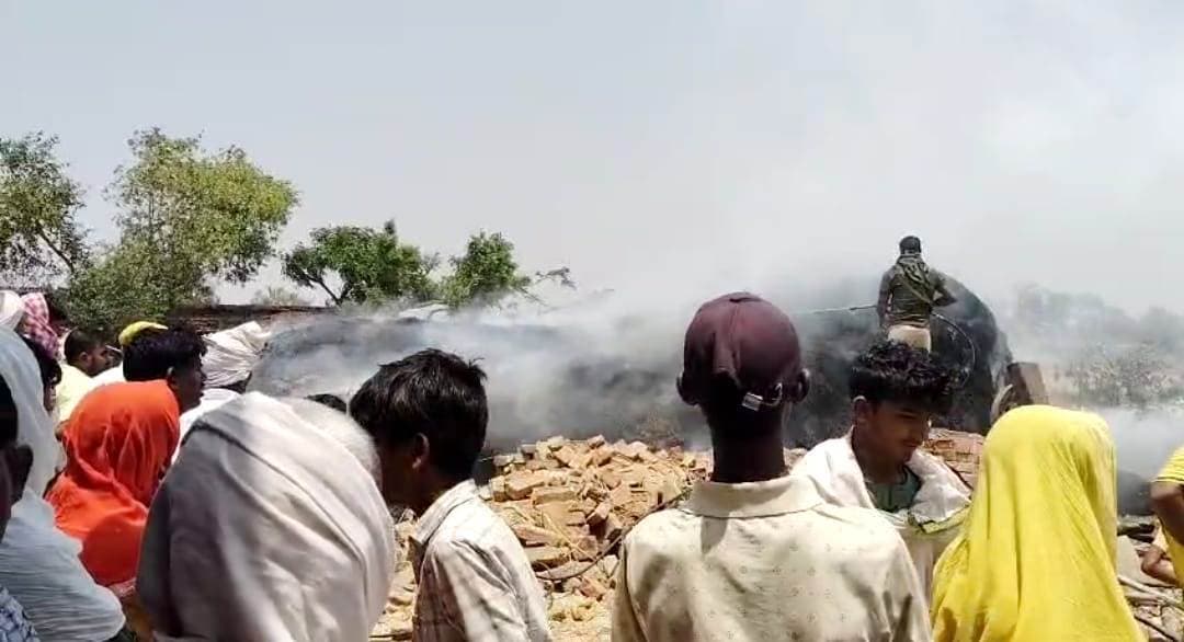 दो किसानों के 29 बीघा के पुआल में लगी आग, लाखों रुपये का नुकसान