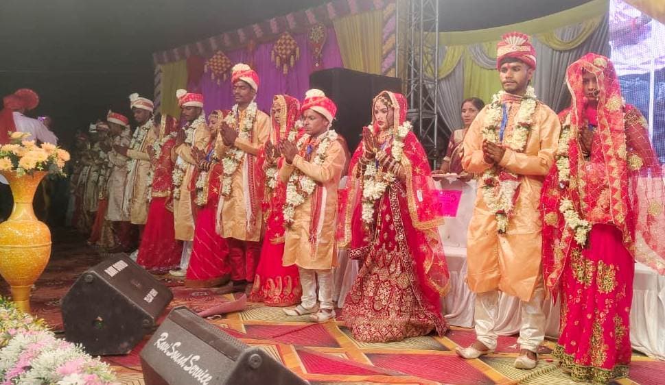 सामूहिक विवाह : 19 जोड़ों को आशीर्वाद देने के लिए उठे हजारों हाथ
