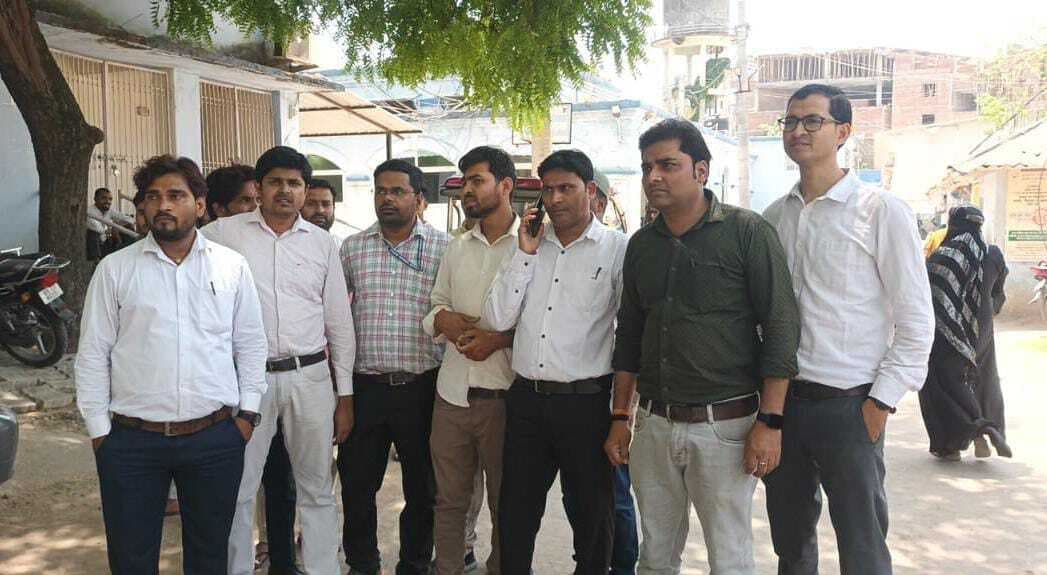 कोर्ट गेट पर तैनात पुलिसकर्मी ने पेशकार को जड़ा जोरदार थप्पड़