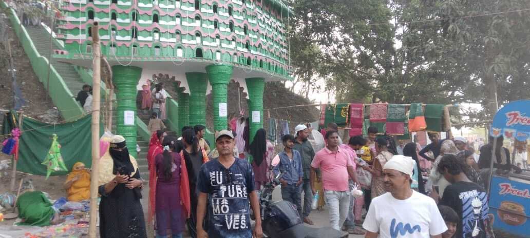 पीर मजार पर हजारों लोग चादरपोशी व मन्नत मांगने पहुंचे