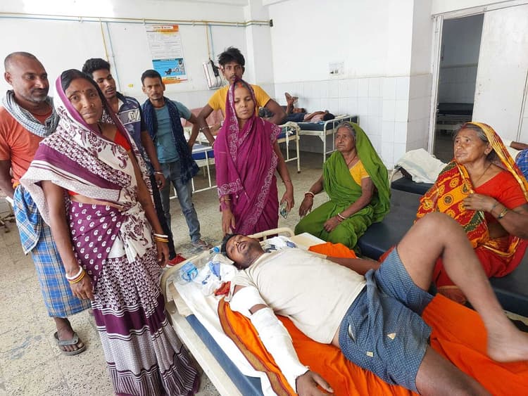 दो पिकअप की आमने-सामने की टक्कर में एक की मौत और चार जख्मी