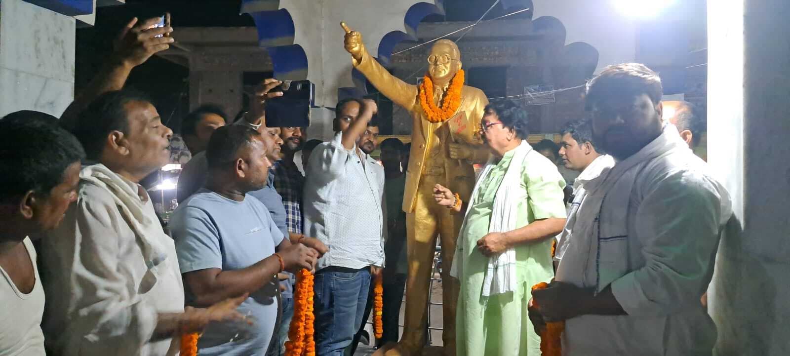 डॉ भीमराव आंबेडकर की प्रतिमा पर किया माल्यार्पण