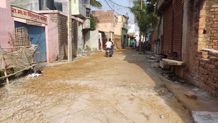 पीसीसी सड़क निर्माण में हो रही भारी धांधली, मानकों को ताख पर रख हो रहा निर्माण