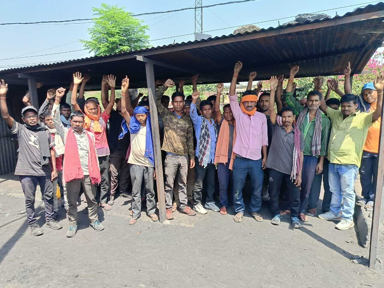 अनिश्चितकालीन हड़ताल पर बचरा साइडिंग के मजदूर