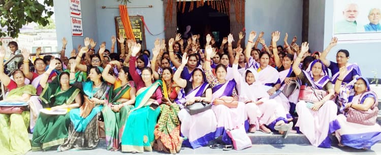 21000 से कम नहीं हो मासिक मानदेय, पांच माह के बकाये का हो भुगतान, दो सूत्री मांगों को लेकर आशा ने दिया एक दिवसीय धरना