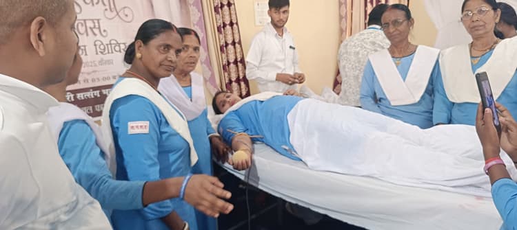 रक्तदान शिविर में 155 लोगों ने किया रक्तदान