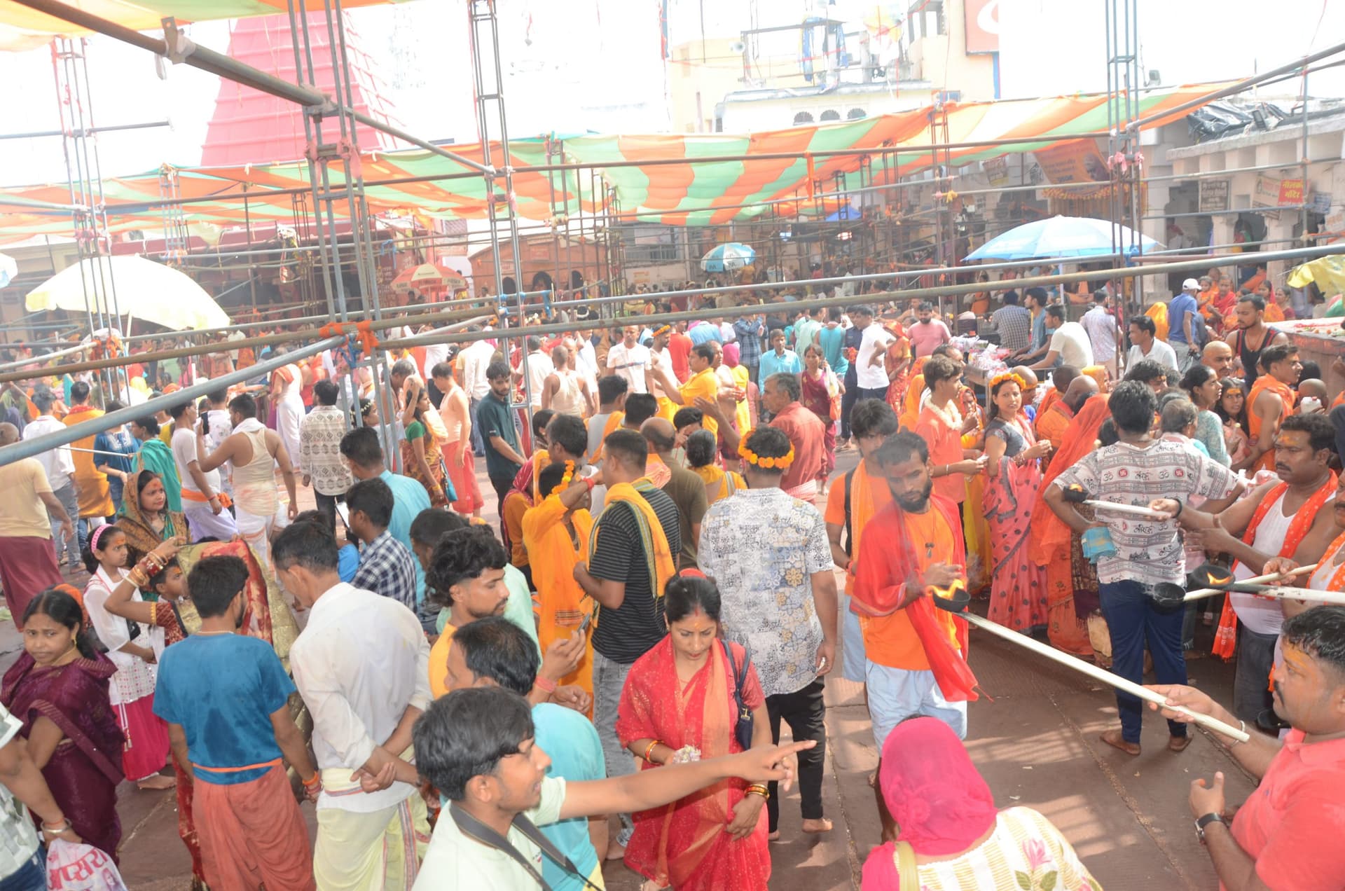 deoghar news : तपती गर्मी का असर, बाबा मंदिर में घटे भक्त