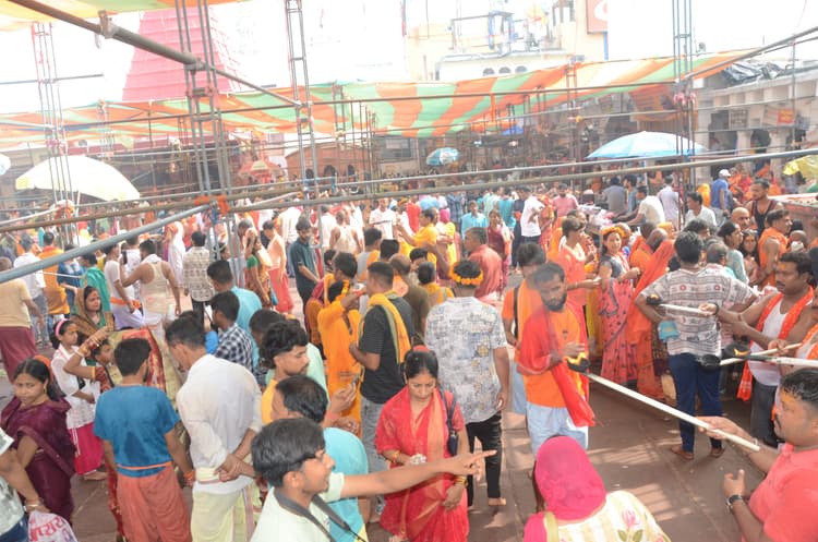 deoghar news : तपती गर्मी का असर, बाबा मंदिर में घटे भक्त